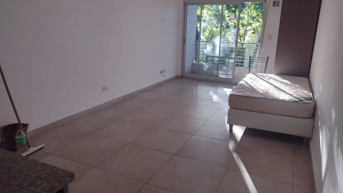 Monoambiente Al Fte Con Balcon En Banfield - 30mt2