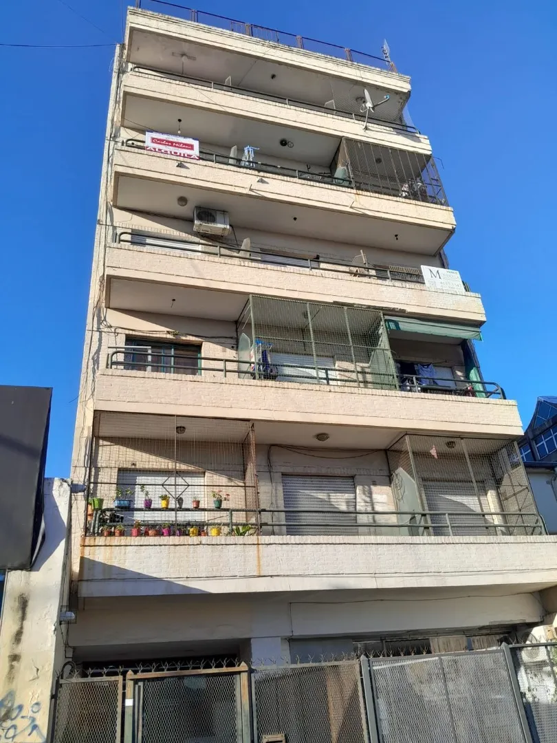 5º piso con balcón en Morón