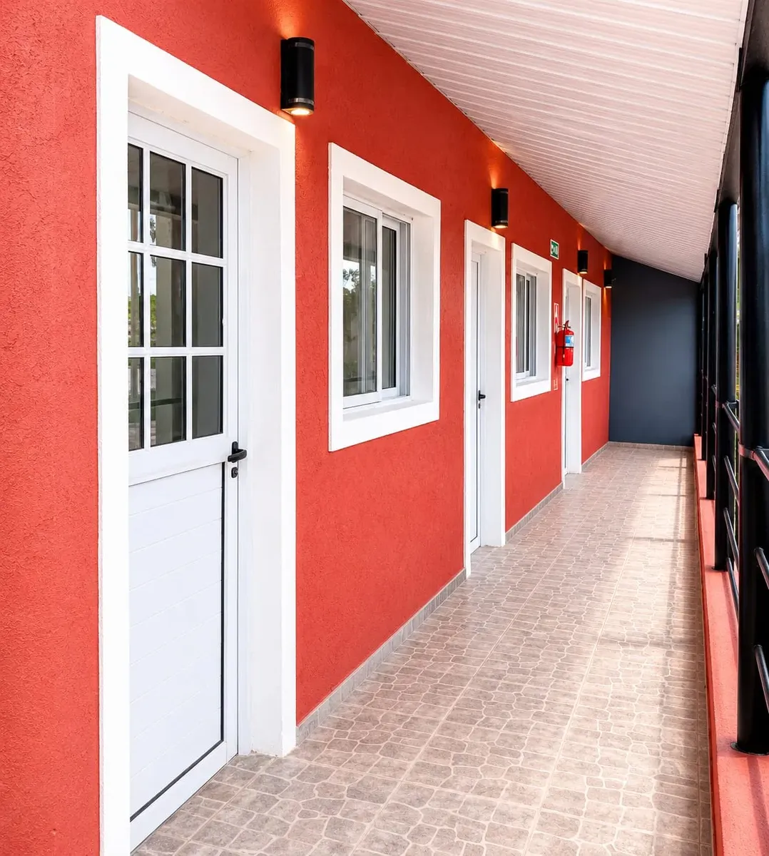 1 dormitorio con balcón y pileta