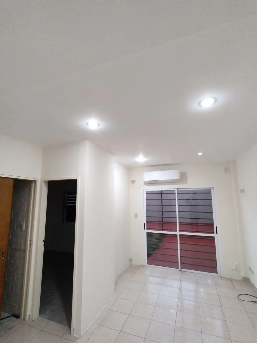 Departamento Sobre Av. San Martín Al 900. Zona Comercial, 2 Amb Con Gran Patio, Todo En Plana Baja. Muy Luminoso . Contrafrente, Bajas Expensas