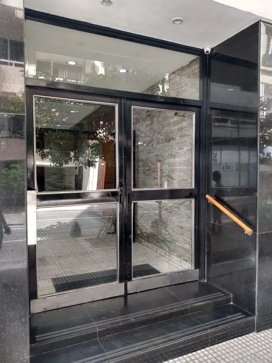 Monoambiente Dividido Con Patio. Cocina Separada Y Baño Con Bañera. Conexión Para Lavarropa. Ideal Para Pareja, Estudiantes O Hasta 2 Personas Mayores De Edad. A Media Cuadra De Av. 9 De Julio