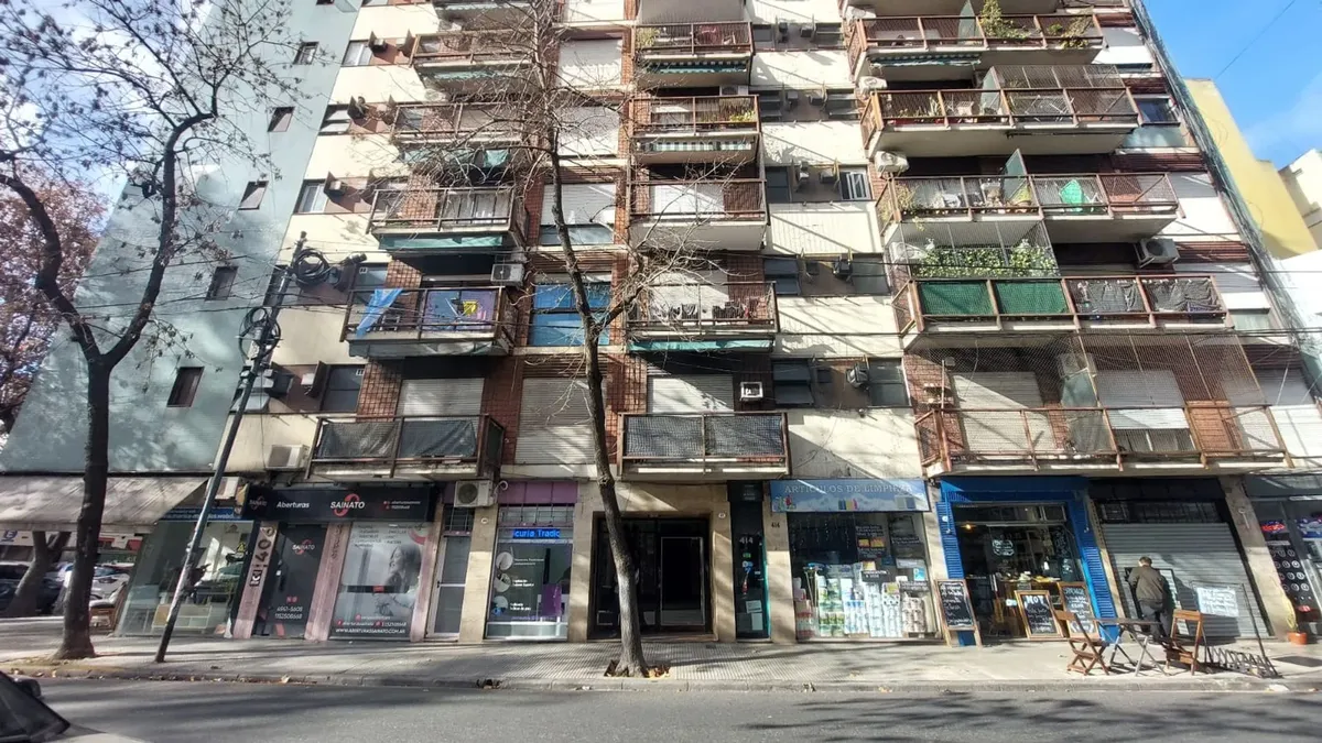 Monoambiente con balcón en Balvanera
