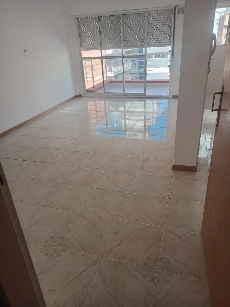 8º andar com varanda e vista para o rio