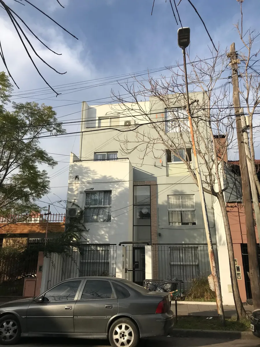 Alquilo Departamento Monoambiente A 6 Cuadras De La Plaza De Moron. Segundo Piso Por Escalera. Todo Eléctrico.. Ideal Persona Sola O Pareja