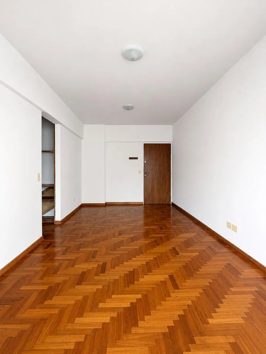 Piso 8 con balcón y orientación norte