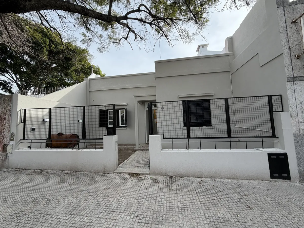 Casa 4 Ambientes, Reciclada A Nuevo. Patio Y Terraza