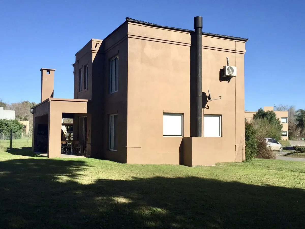 Casa moderna en barrio cerrado