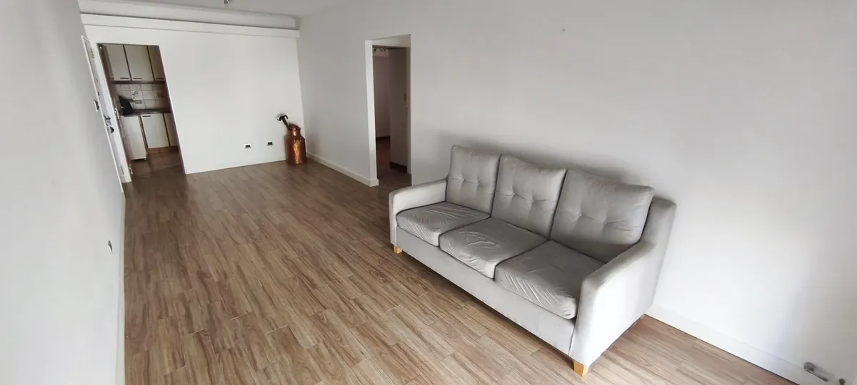 Departamento Tres Ambientes Con Cochera Cubierta Cocina Comedor, Y Entrada De Servicio, Excelente Estado Expensas Incluidas