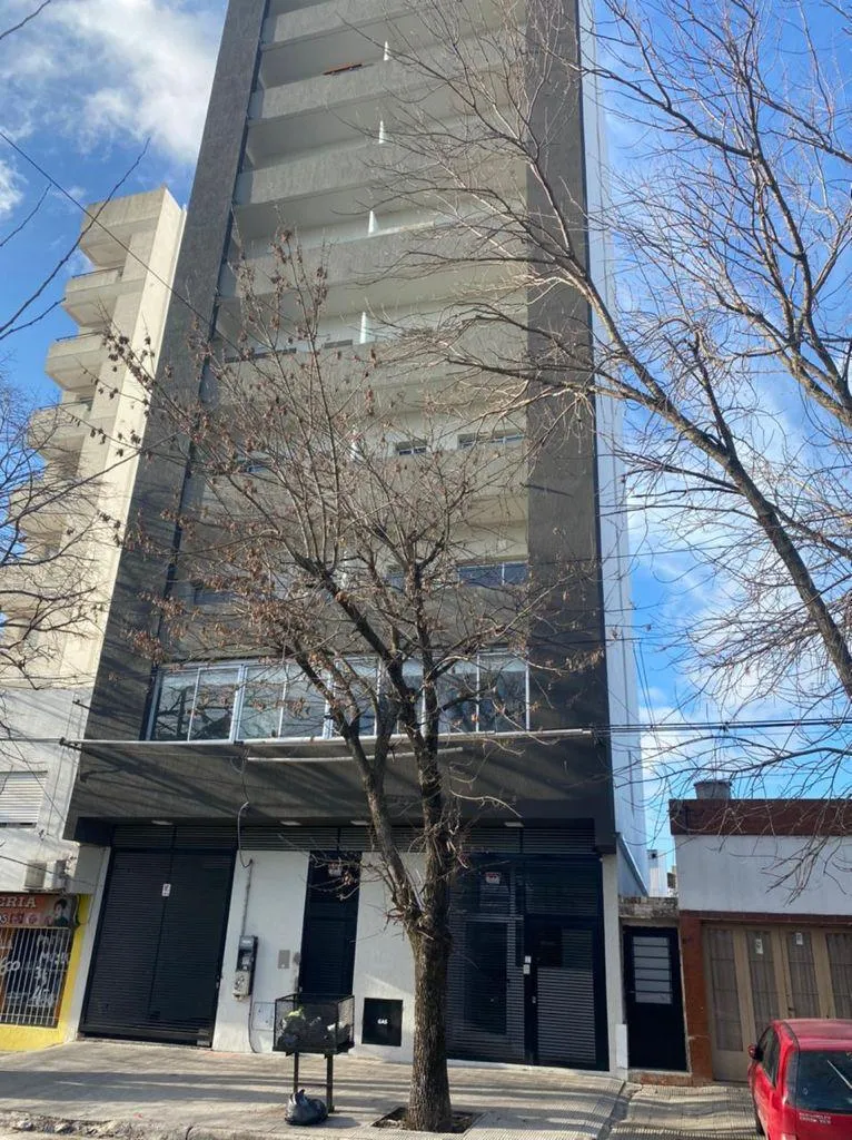 1 dormitorio con balcón al frente