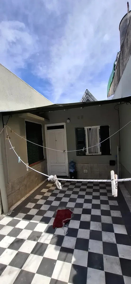 Departamento Tipo Ph , Próximo A Las Lomitas, Con Galería , Patio Y Lavadero , Sin Expensas