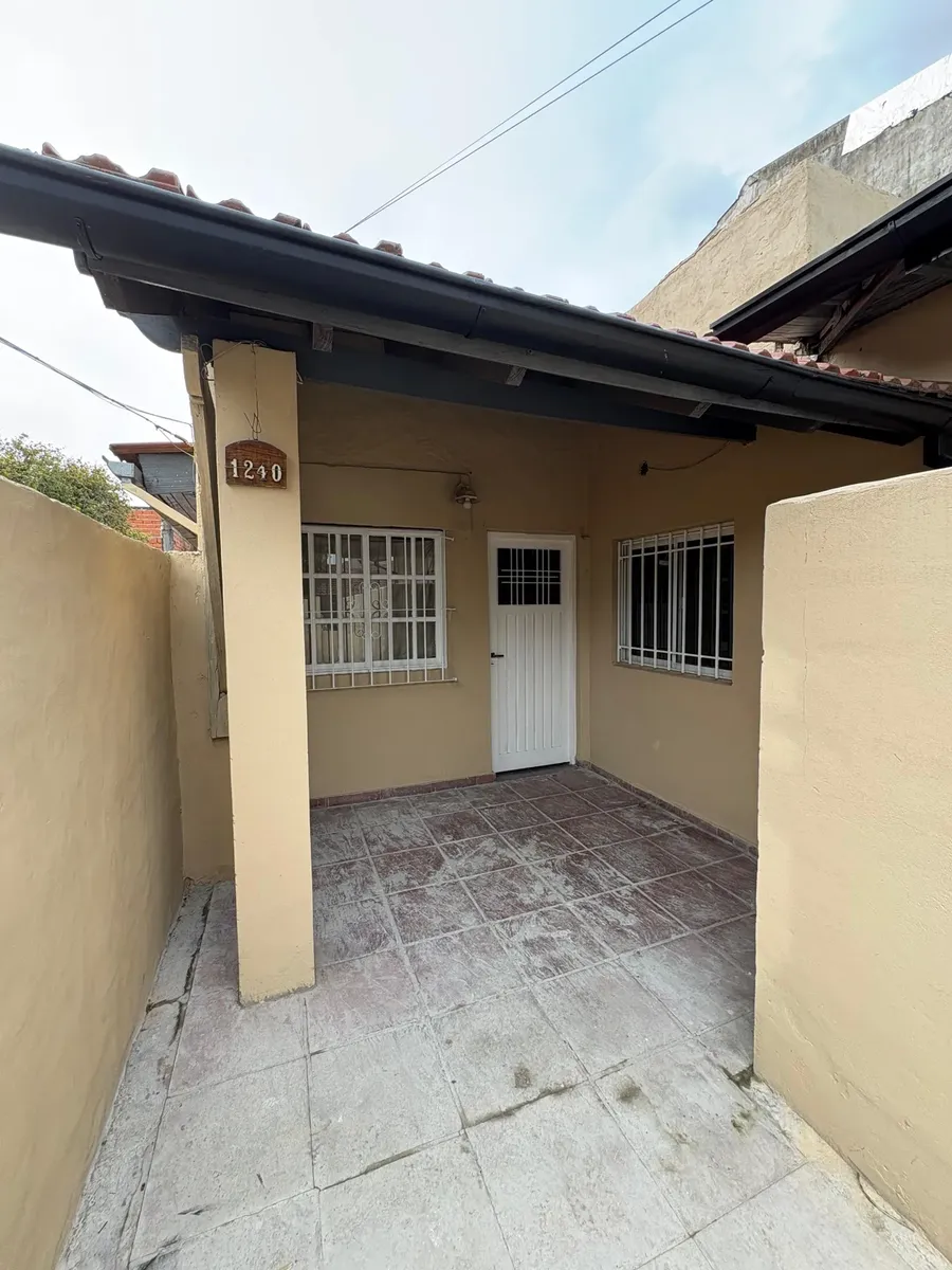 1 dormitorio con patio