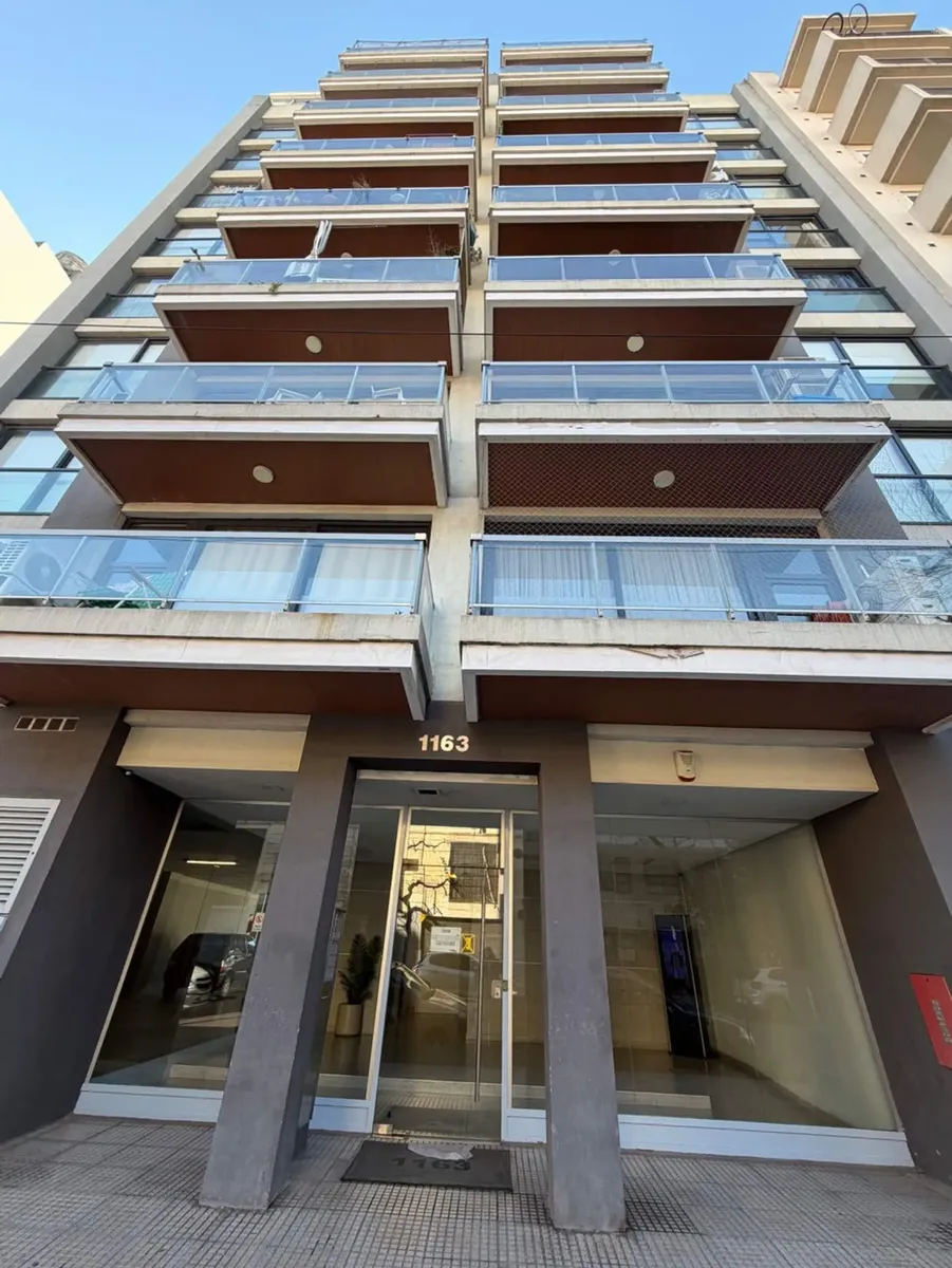 Piso 5, balcón corrido y AC