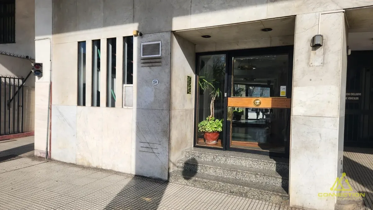 Alquiler. Departamento Dos Ambientes En Retiro. Amoblado. Reciclado. Lateral