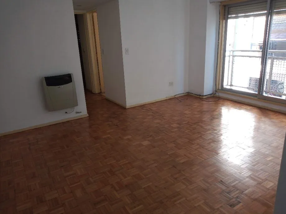 Departamento 1 dormitorio con balcón francés