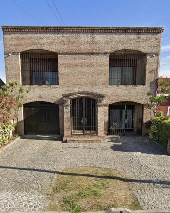 Alquiler - Casa En Primer Piso Al Frente | 2 Dormitorios | Terraza Y Balcon