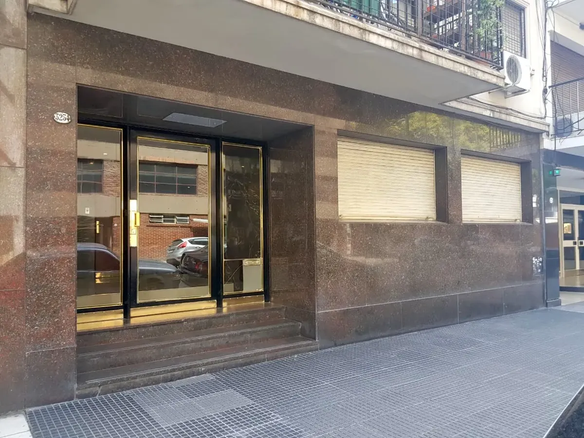 Departamento De Dos Ambientes, Reciclado A Nuevo, Baño Y Cocina Completos. Con Aire Acondicionado, Conexión Para Lavarropas, Piso De Parquet. Agua Caliente Central