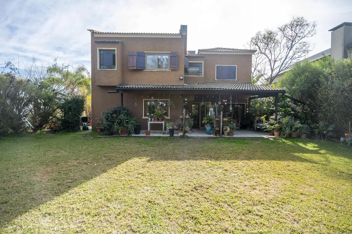 Casa com piscina e jardim