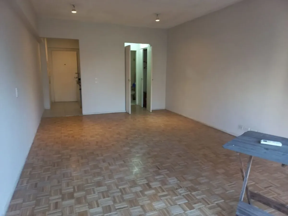 Monoambiente con balcón al frente