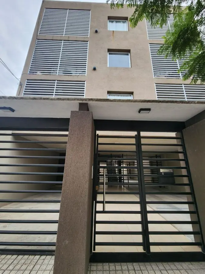 Monoambiente con balcón a la calle