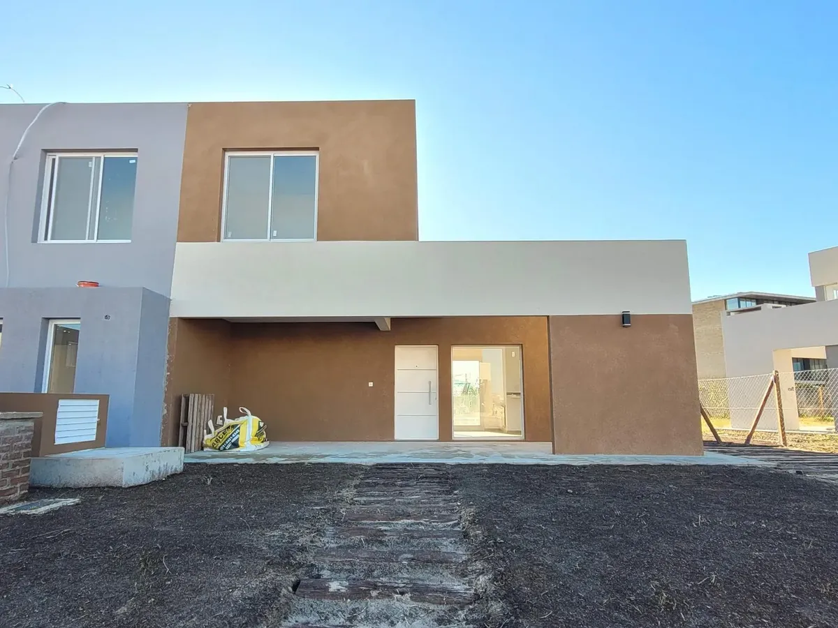 Casas De Santa María | Alquiler | Casa De 2 Dorm Con Pileta En Barrio Sin Expensas