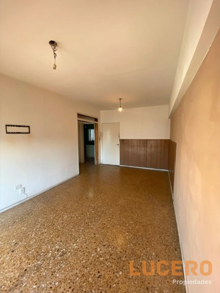 2 ambientes con balcón al frente