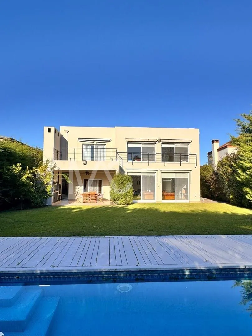 Casa con pileta climatizada