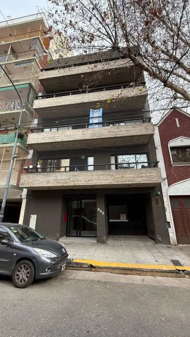 Monoambiente con balcón contrafrente