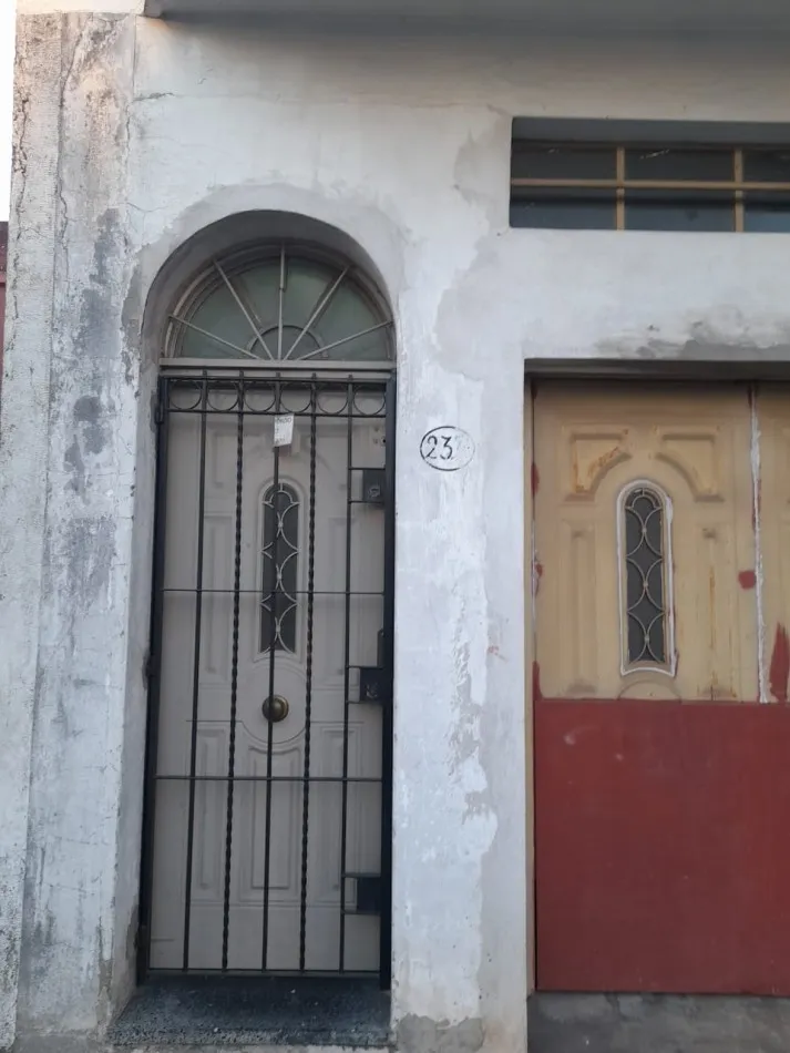 1 dormitorio con patio