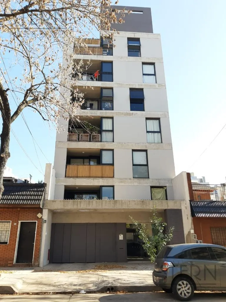 Gran 2 Amb. Con Cochera Y Amplio Balcon Al Frente