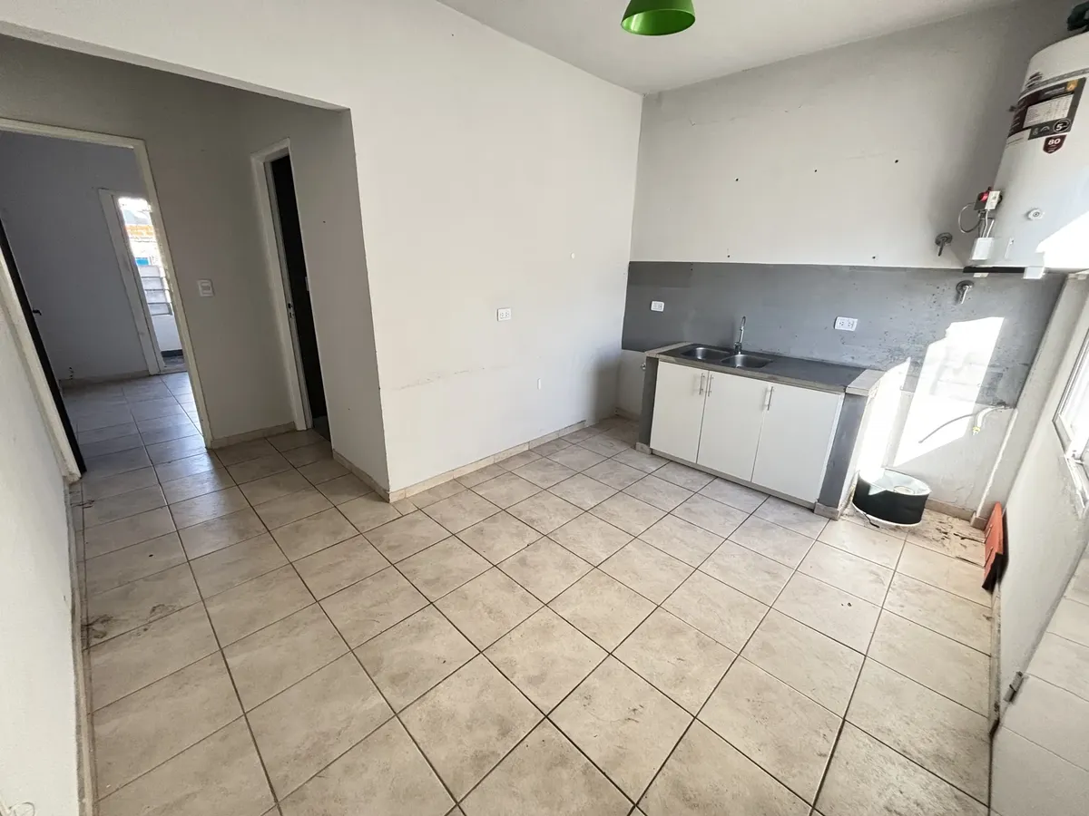 1er piso con balcón al frente