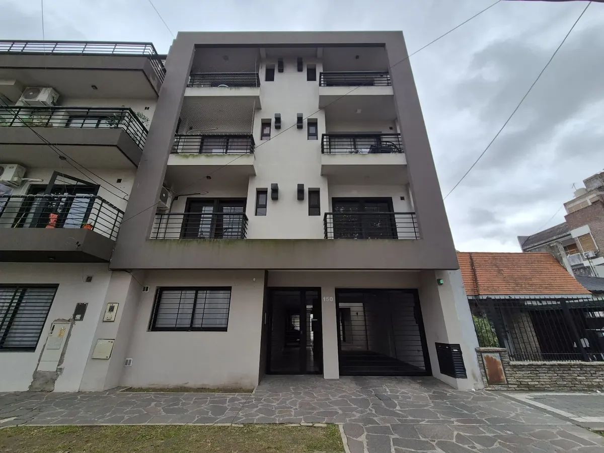 Studio front-facing with balcony