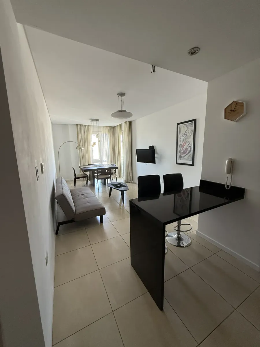 Dueño Directo. Amplio Departamento De 2 Ambientes Con Vista A La Bahía. Habitación En Suite Y Toilette. Cochera Techada. Seguridad 24hs. Wifi, Tv Por Cable, Blanqueria, Vajilla. Ubicación Inmejorable.