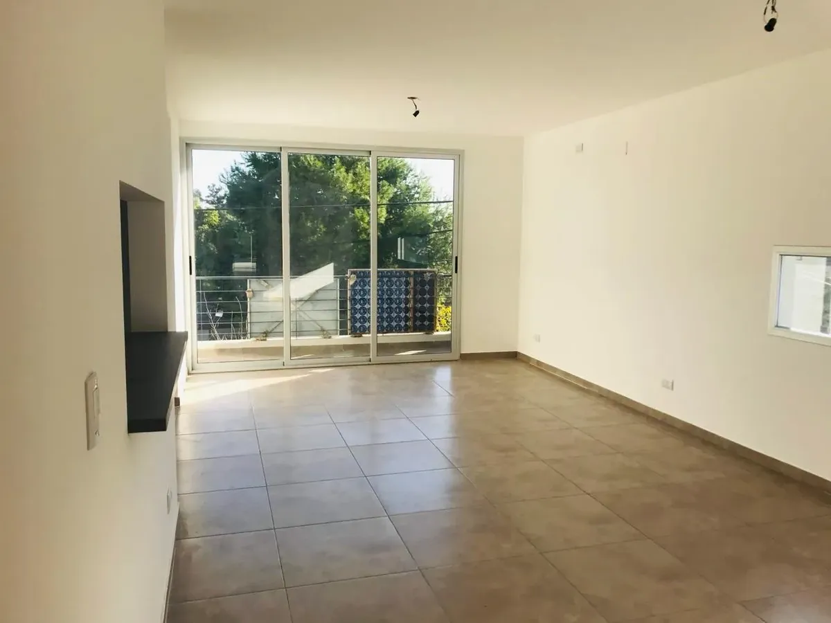 3 ambientes con balcón y cochera