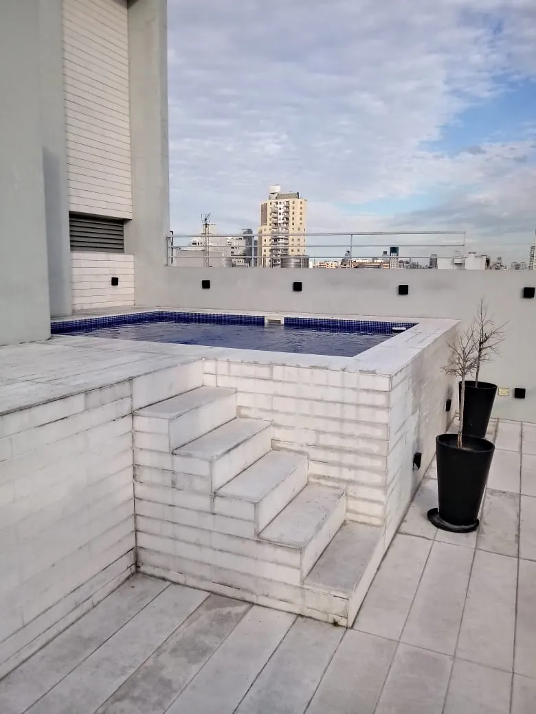 Depto 1 Amb. Con Division. Apto Profesional. Horno Y Anafe Electrico. Aire Frio Calor. Balcon Y Patio. Luminoso. Laundry. Sum. Pileta. Solarium