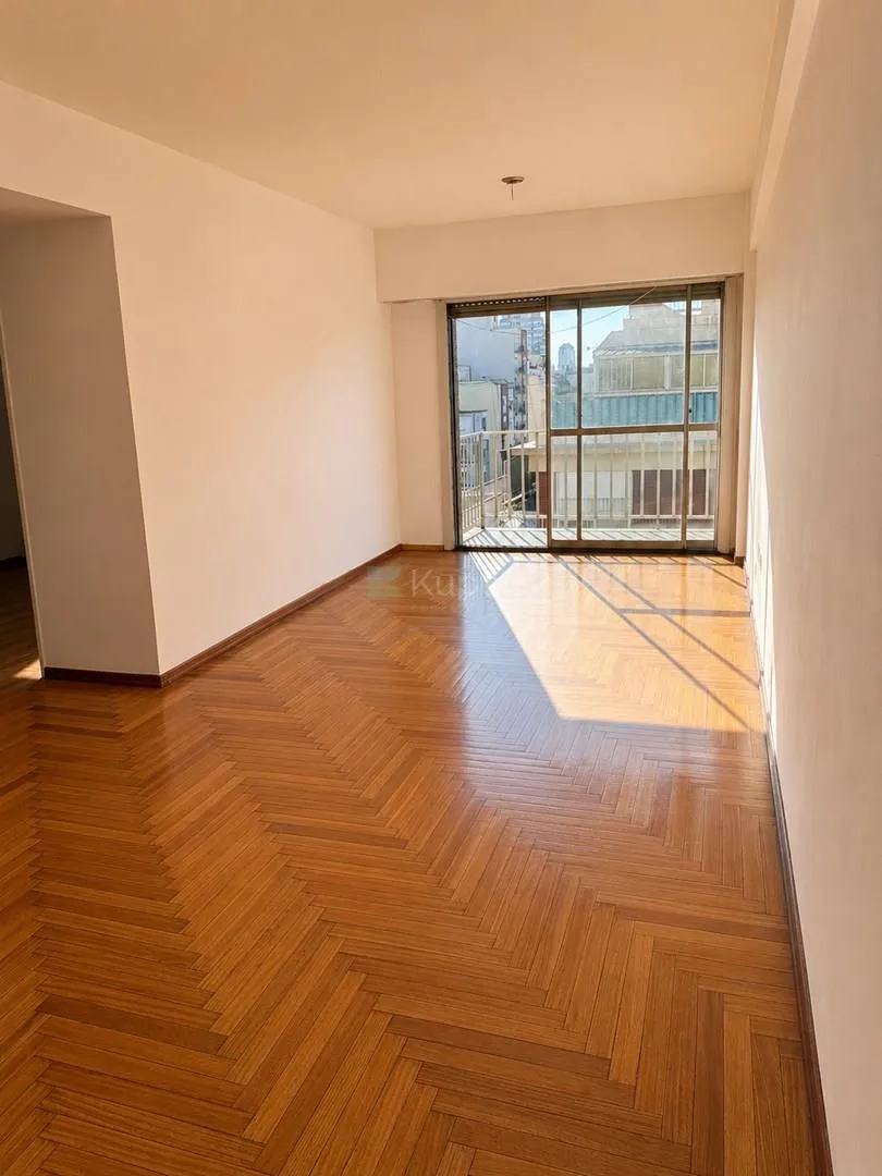 Piso 10 con balcón en Boedo