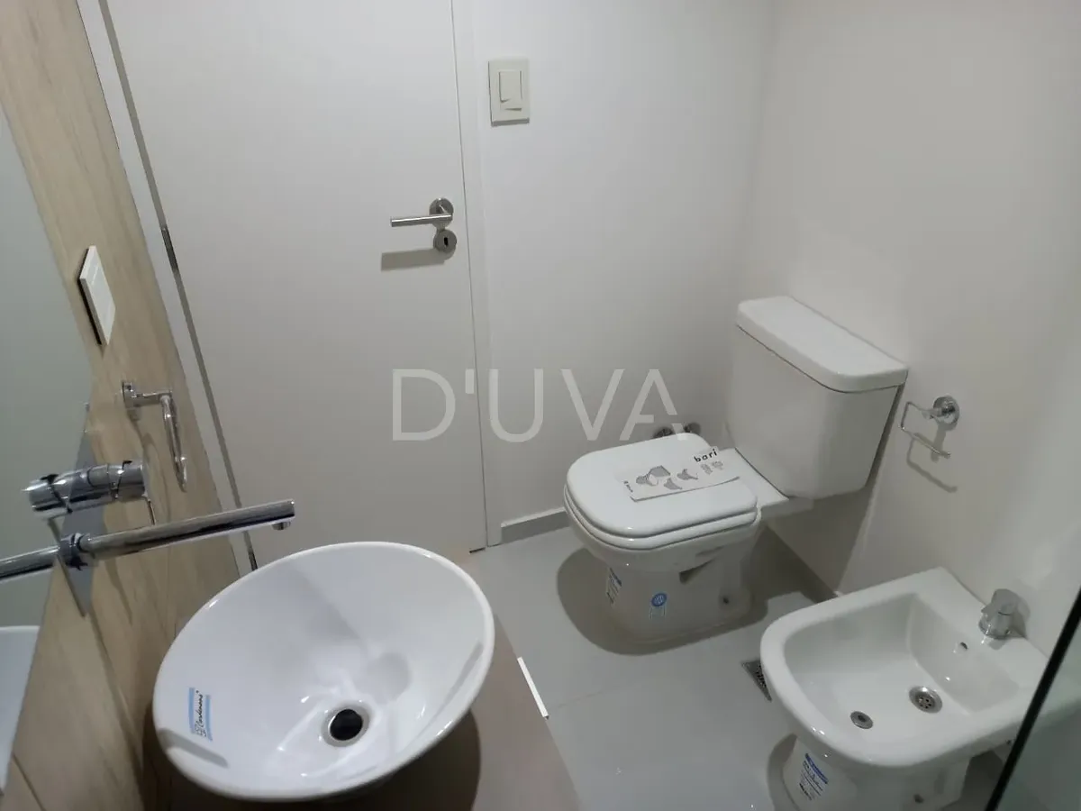 Departamento De 1 Dormitorio De Categoría, Al Frente Con Balcón, Aire Acondicionado Y Cortinas