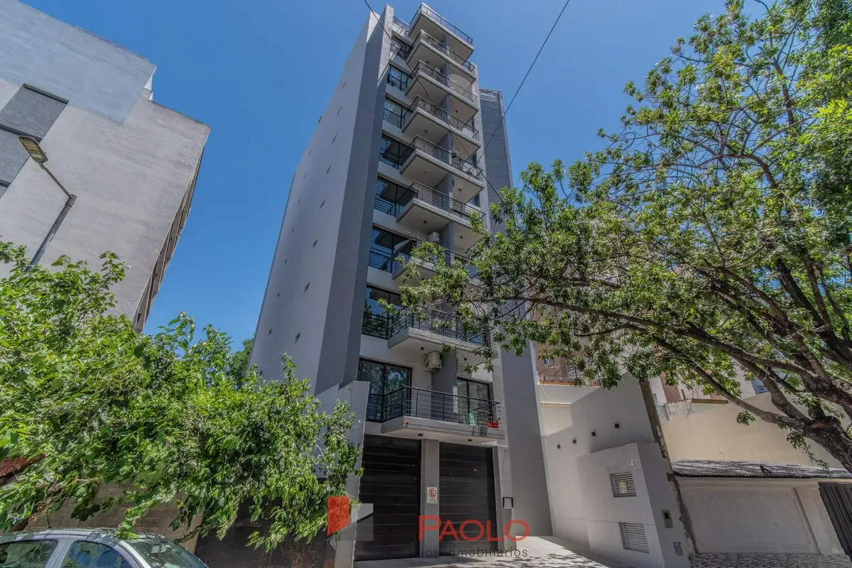 Monoambiente con balcón y baulera