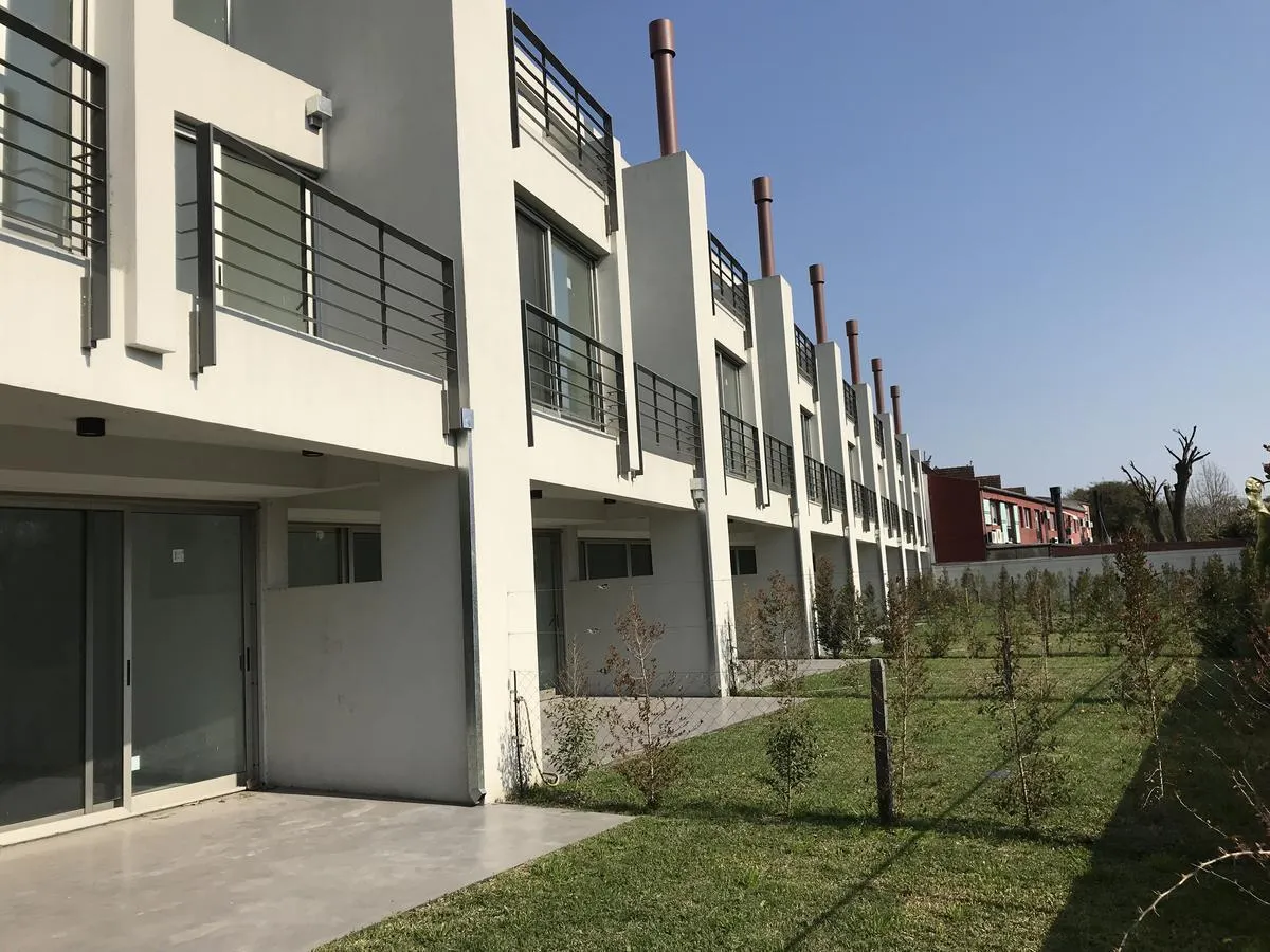 195 m² triplex with garden and grill