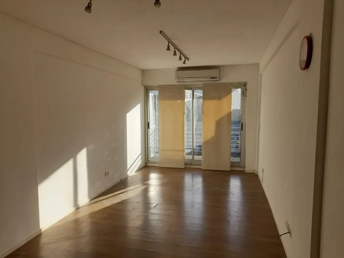 Monoambiente Amplio, Moderno, Luminoso, Bien Puesto, Cocina, Desayunador, Anafe Eléctrico Y Tranquilo. Edificio Mantenido Y Recién Pintado.
