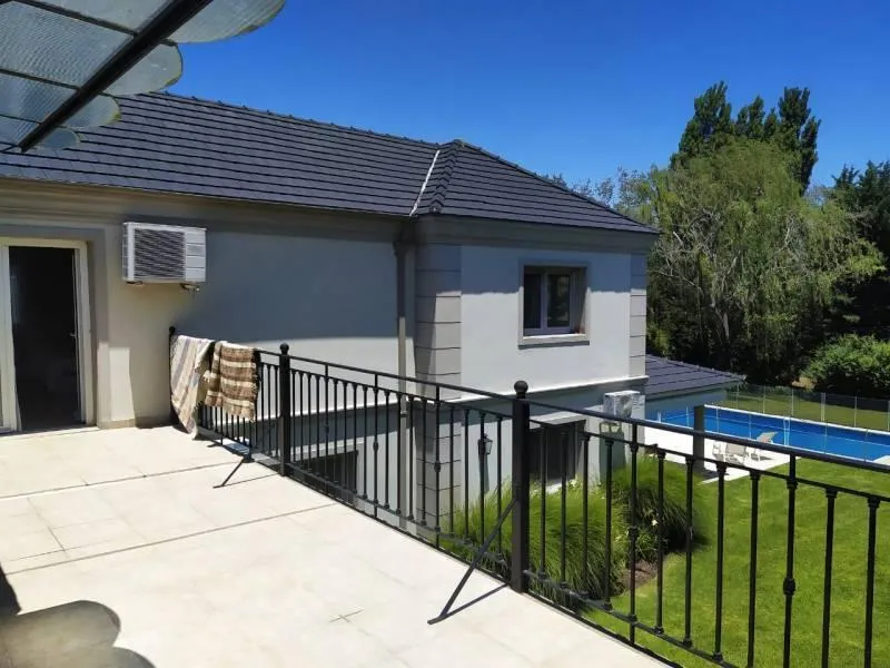 Venta/ Alquiler Oportunidad 4 Dormitorios Impecable Casa Sobre Lote Interno. Estilo Clásico
