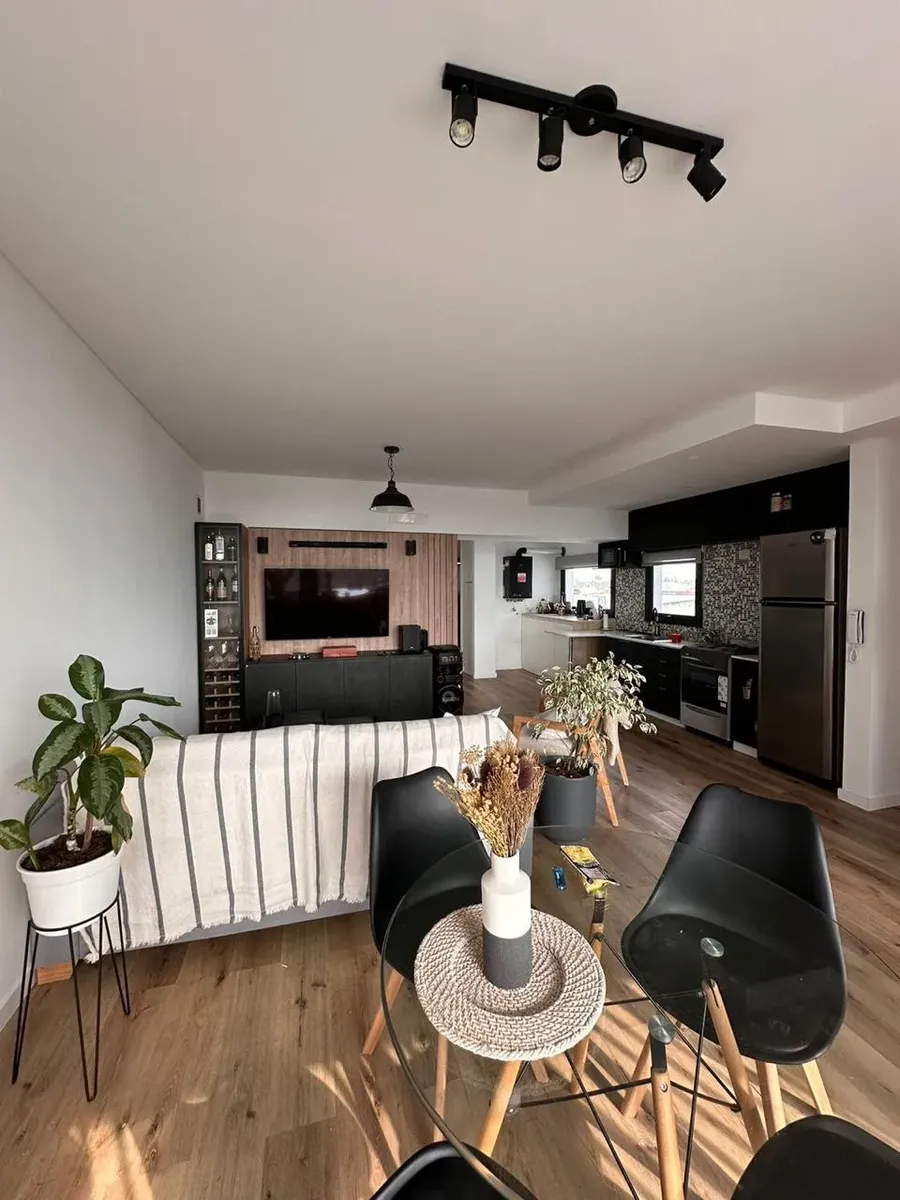 6.º piso con balcón aterrazado