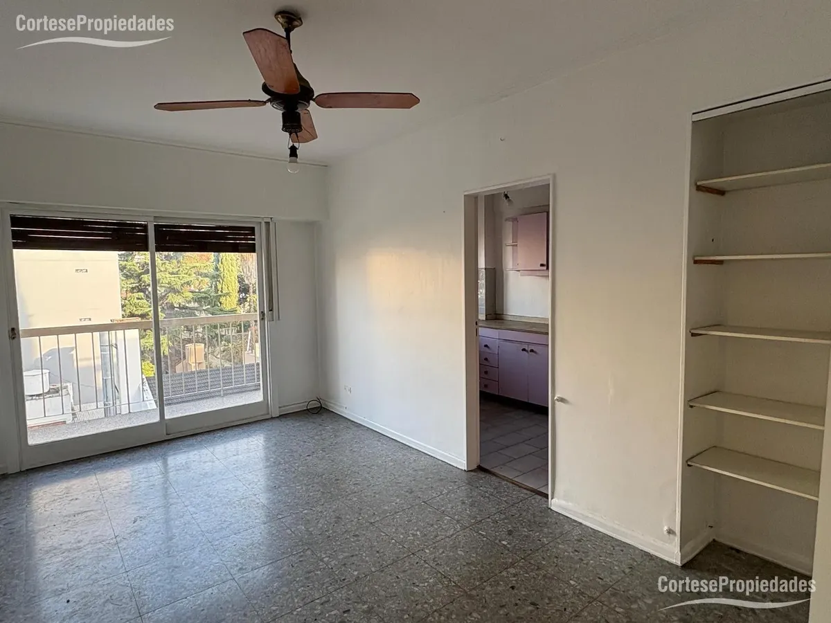 3 ambientes con balcón corrido