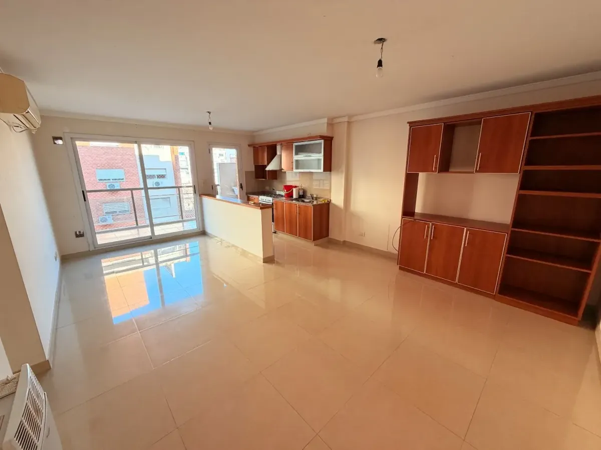 3rd-floor 2-room with balcony