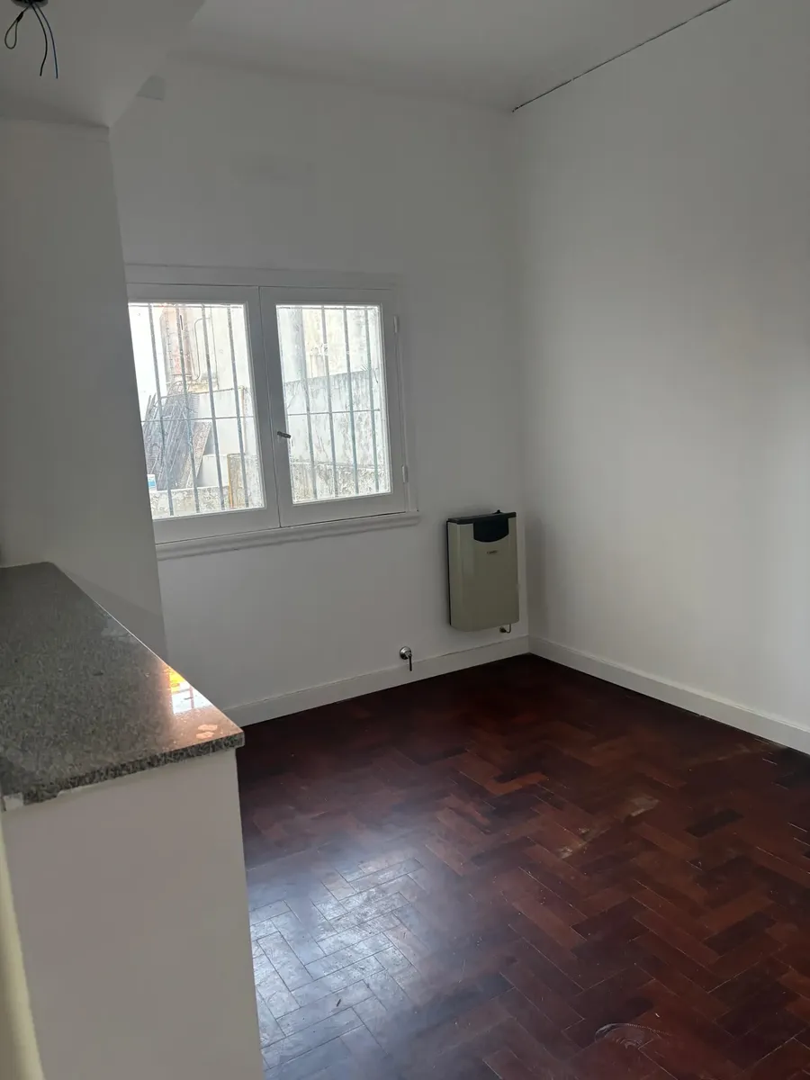 3 ambientes con balcón y patio
