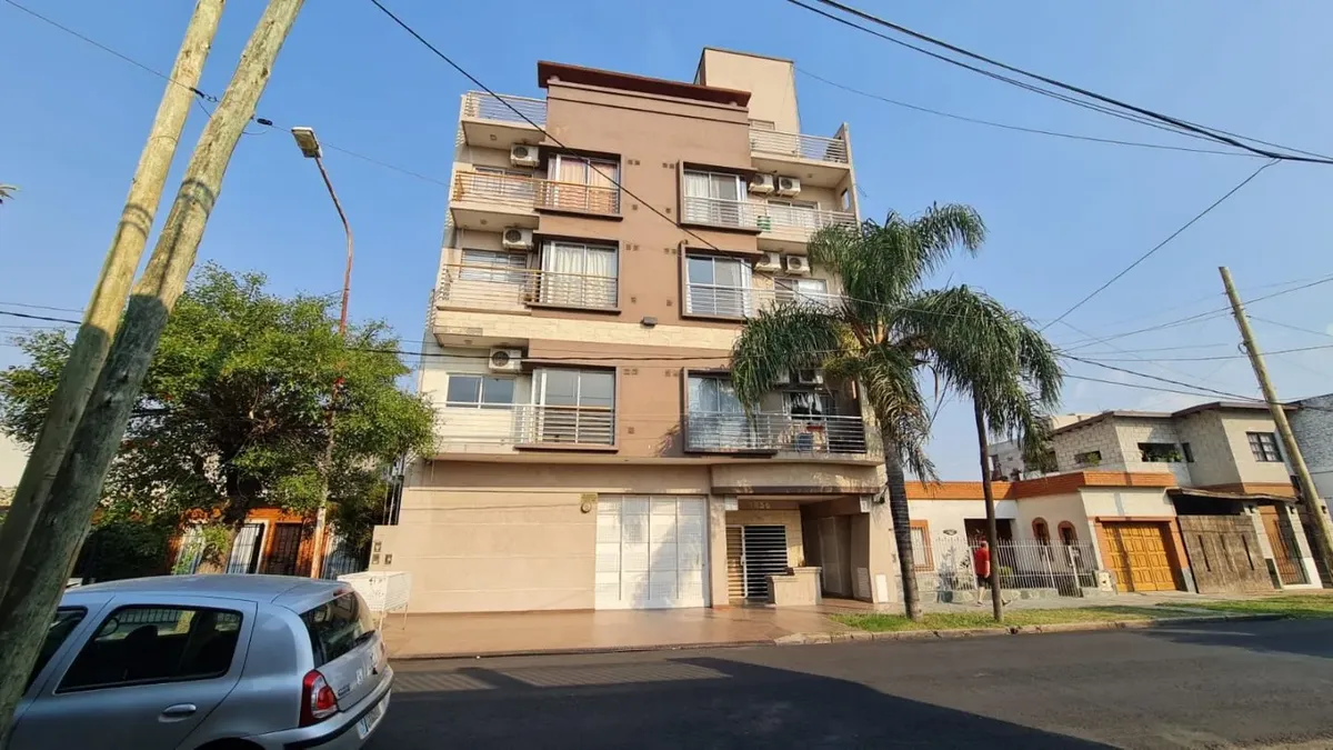 3er piso con balcón y AC