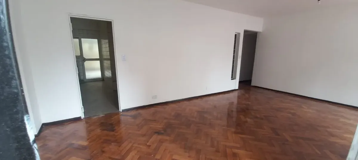 Son 4 Dormitorios (todos Con Placard) / 3 Baños /cocina Comedor / Patio Lavadero/ 2 Balcones Y Una Amplia Terraza. Todos Los Ambientes Externos. Ecuador Y Corrientes. 1er Piso Contrafrente. Dueño D