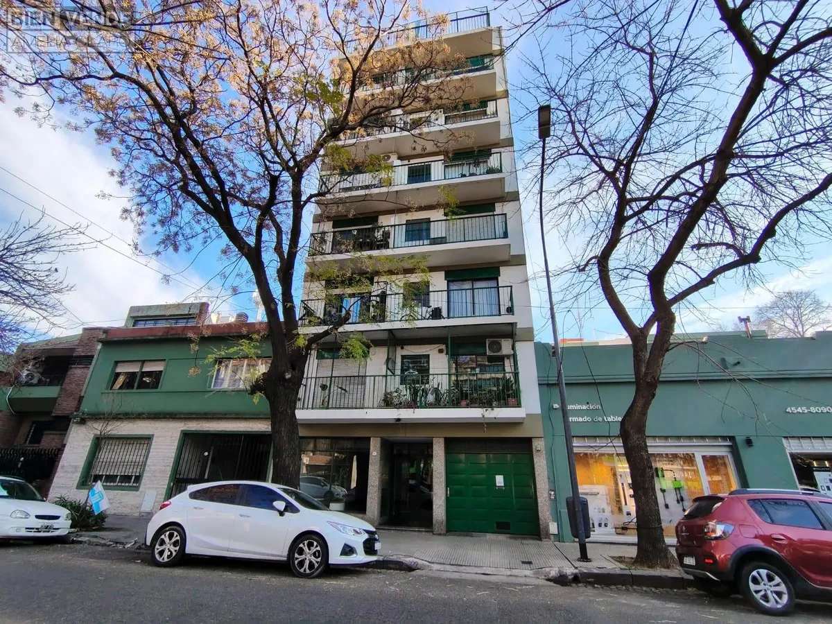 Piso 8 con balcón y vista