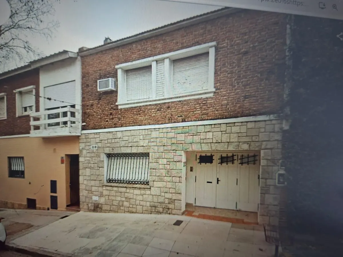 Casa em dois andares com pátio