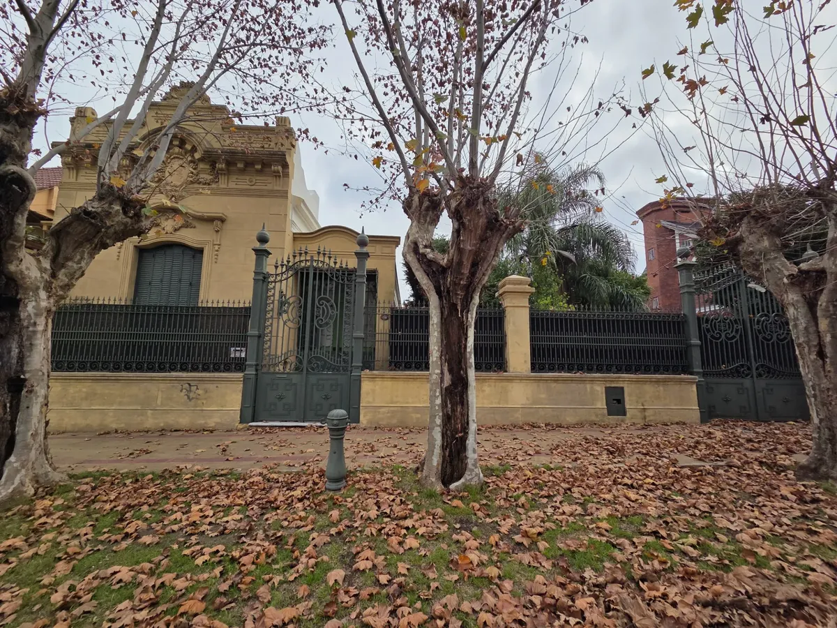 Casona antigua con parque
