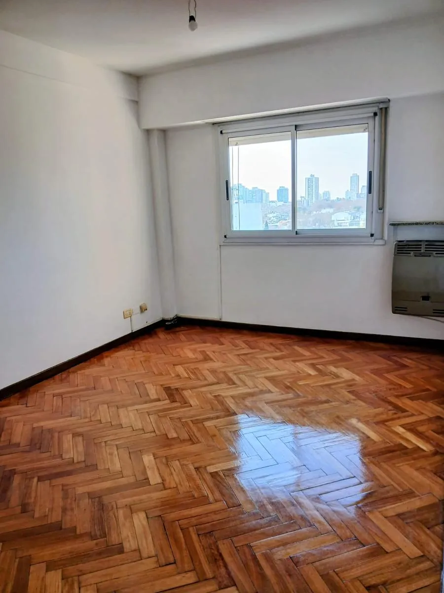 8th floor, parquet and separate kitchen